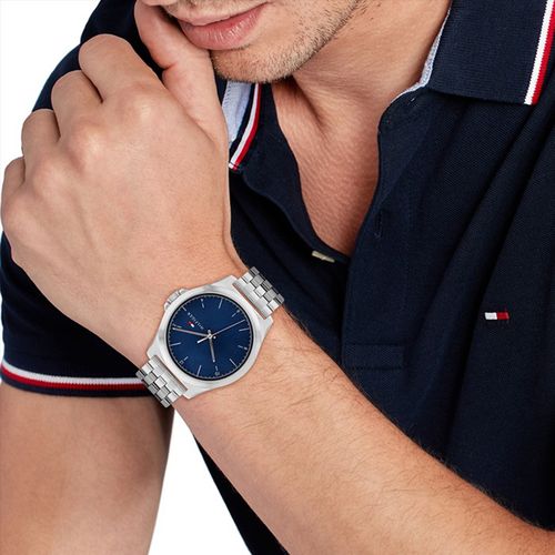 Reloj Tommy Hilfiger análogo Norris metálico plateado para caballero